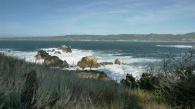 Piont Lobos, Pasifik Okyanusu 'nun Büyük Sur kıyısının yavaş çekim manzarasını geride bıraktı.
