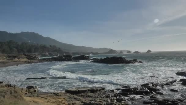 Slow motion från den snabba bilen natursköna landskap Big Sur kusten av Stilla havet — Stockvideo