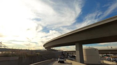 Long Beach California ABD - Ocak 2020. Güzel mavi gökyüzü ve bulutlarla rıhtımın yakınındaki kamyonların yanından geçerken...