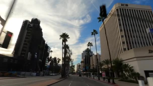 Long Beach California EUA - janeiro de 2020. Dirigir através de ruas do centro da cidade Ocean Blvd com céu azul bonito e nuvens — Vídeo de Stock