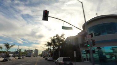 Long Beach California ABD - Ocak 2020. Okyanus Bulvarı 'nda güzel mavi gökyüzü ve bulutlarla şehir merkezindeki caddelerden geçiyorum.