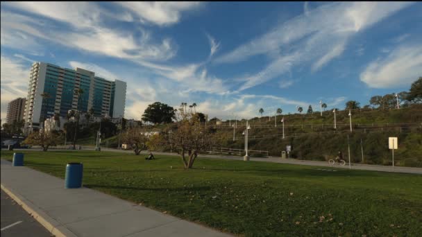 Long Beach Californie États-Unis- Janvier 2020. Grand angle au ralenti Personnes à vélo, femme marchant à la plage — Video