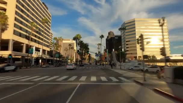 Long Beach California EUA - janeiro de 2020. Dirigir através de ruas do centro da cidade Ocean Blvd com céu azul bonito e nuvens — Vídeo de Stock