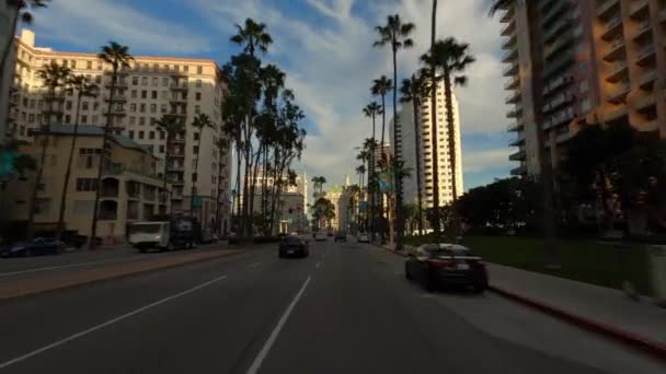 Long Beach California EUA - janeiro de 2020. Dirigir através de ruas do centro da cidade Ocean Blvd com céu azul bonito e nuvens — Vídeo de Stock