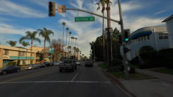 Long Beach California Stany Zjednoczone - styczeń 2020. Jadąc ulicami śródmieścia Ocean Blvd z pięknym błękitnym niebem i chmurami — Wideo stockowe