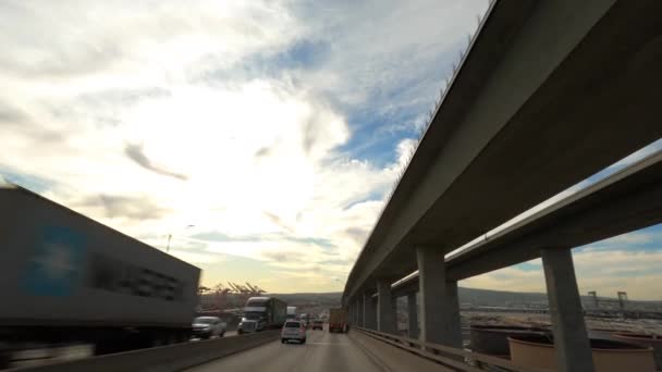 Long Beach Californie États-Unis- Janvier 2020. Conduite à travers la construction industrielle près du port avec un beau ciel bleu et des nuages — Video