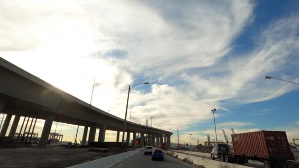 Long Beach California Stany Zjednoczone - styczeń 2020. Jazda przez przemysłowe konstrukcje blisko portu z pięknym błękitnym niebem i chmurami — Wideo stockowe