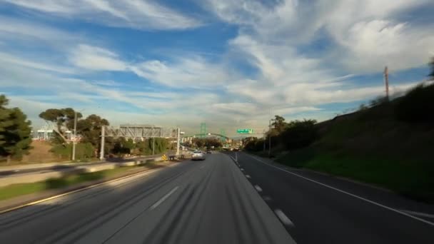 Long Beach California EUA - janeiro de 2020. Condução através da construção industrial perto do porto com céu azul bonito e nuvens — Vídeo de Stock