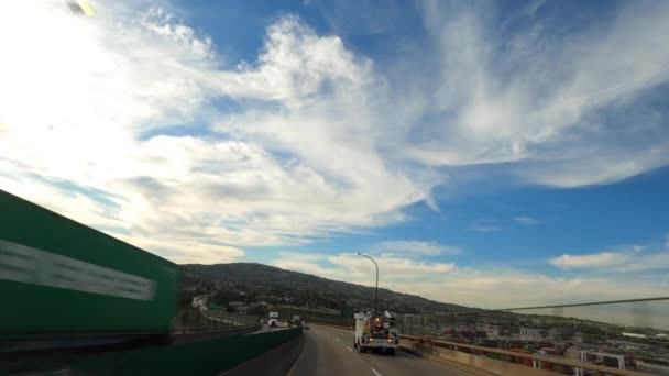 Long Beach California EUA - janeiro de 2020. Condução através de ponte verde com céu azul bonito e nuvens — Vídeo de Stock