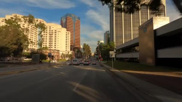 Long Beach California EUA - janeiro de 2020. Dirigir através de ruas do centro da cidade Ocean Blvd com céu azul bonito e nuvens — Vídeo de Stock