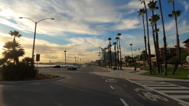 Long Beach California EUA - janeiro de 2020. Condução através do estacionamento sob o cais da praia com céu azul bonito e nuvens — Vídeo de Stock