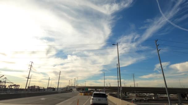 Long Beach California USA - januari 2020. Rijden stuwende straten van het centrum van Ocean Blvd met prachtige blauwe lucht en wolken — Stockvideo