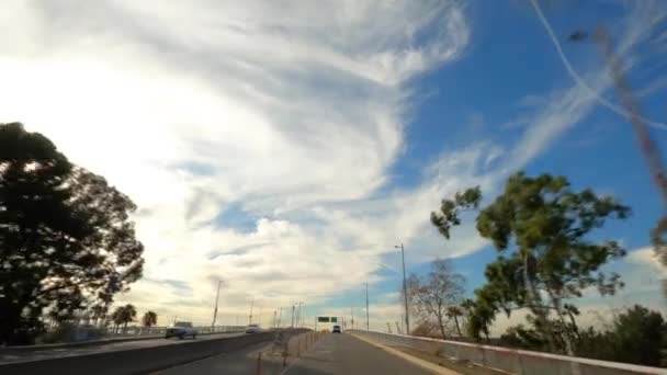 Long Beach Californie États-Unis- Janvier 2020. Conduire le pont avec un beau ciel bleu et des nuages — Video