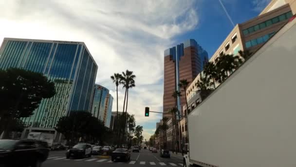 Long Beach California Stany Zjednoczone - styczeń 2020. Jadąc ulicami śródmieścia Ocean Blvd z pięknym błękitnym niebem i chmurami — Wideo stockowe