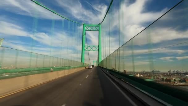 Long Beach California EUA - janeiro de 2020. Condução ponte verde com céu azul bonito e nuvens — Vídeo de Stock