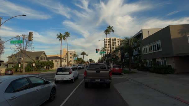 Long Beach California Stany Zjednoczone - styczeń 2020. Jadąc ulicami śródmieścia Ocean Blvd z pięknym błękitnym niebem i chmurami — Wideo stockowe