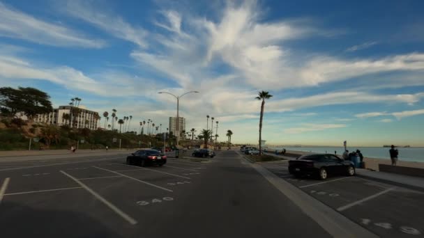 Λονγκ Μπιτς Καλιφόρνια ΗΠΑ - Ιανουάριος 2020. Οδήγηση μέσω στάθμευσης στην παραλία με όμορφο γαλάζιο ουρανό και σύννεφα — Αρχείο Βίντεο
