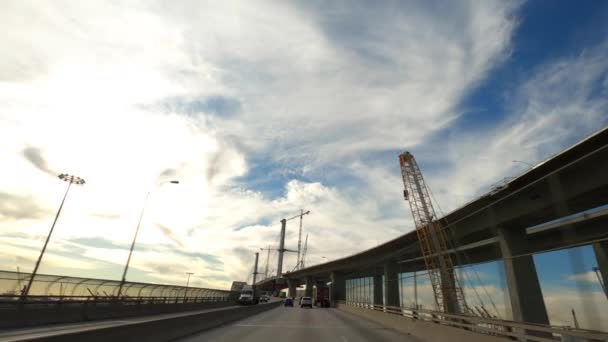 Long Beach California EUA - janeiro de 2020. Condução através da construção industrial perto do porto com céu azul bonito e nuvens — Vídeo de Stock