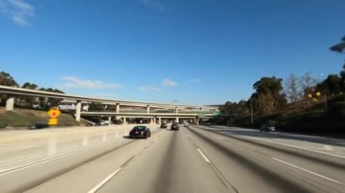 Los Angeles California ABD - Ocak 2020 Uçak ve karayolu trafiği 110 veya I-110 karayolu kavşağı ve kavşağı kavşağı olan I-110
