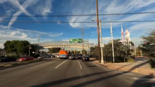 San Pedro Califórnia EUA - Janeiro 2020. Dirigir através de ruas com céu azul bonito e nuvens — Vídeo de Stock