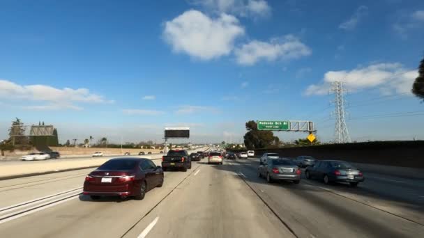 Los Angeles California USA - Leden 2020 Cesta s rostoucí dopravní špičkou mezistátní 110 nebo i-110 s masivní dálniční křižovatkou a dálnicí — Stock video