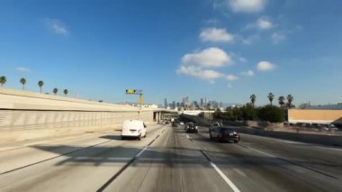 Los Angeles California ABD - Ocak 2020 Şehir merkezindeki panorama ile trafik yoğunluğu 110 veya I-110 karayolu kavşağı ve kavşağı kavşağı ile trafik yoğunluğu artıyor