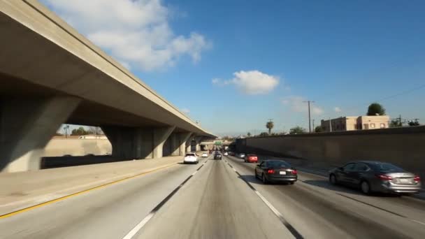 Los Angeles California USA - Januari 2020 Rijd met toenemende spits verkeer interstate 110 of i-110 met enorme snelweg kruising en knooppunt snelweg — Stockvideo