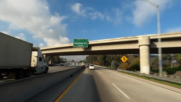 Лос-Анджелес, Калифорния, США - январь 2020 года Драйв с увеличением трафика в час пик между штатами 110 или i-110 с массовым пересечением автомагистралей и развязками шоссе — стоковое видео