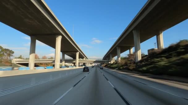 Los Angeles California USA - Leden 2020 Drive mezistátní 110 nebo i-110 s masivní dálniční křižovatkou a dálniční dálniční tah modré nebe — Stock video