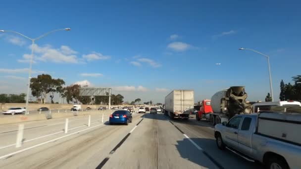 Los Angeles California USA - Januari 2020 Rijd met toenemende spits verkeer interstate 110 of i-110 met enorme snelweg kruising en knooppunt snelweg — Stockvideo