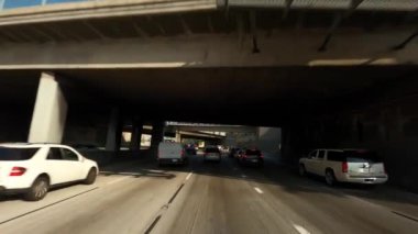 Los Angeles California ABD - Ocak 2020 Giderek artan trafik yoğunluğu ile 110 veya I-110 Gelinler altında büyük otoyol kavşağı ve kavşak otoyolu kavşağı