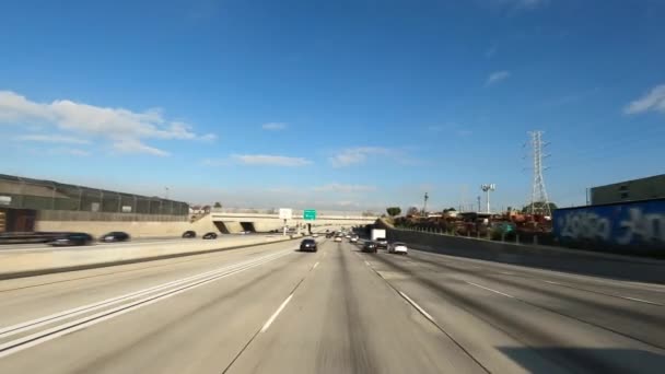 Los Angeles California USA - Leden 2020 Cesta s rostoucí dopravní špičkou mezistátní 110 nebo i-110 s masivní dálniční křižovatkou a dálnicí — Stock video