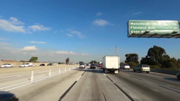美国加利福尼亚州洛杉矶- 2020年1月，随着繁忙时间的增加，州际公路110或i-110的交通流量增加，并有了巨大的公路交叉口和交换高速公路 — 图库视频影像