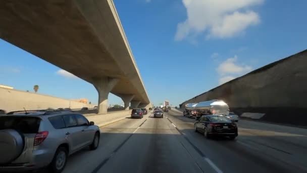 Los Angeles California USA - Leden 2020 Cesta s rostoucí dopravní špičkou mezistátní 110 nebo i-110 s masivní dálniční křižovatkou a dálnicí — Stock video