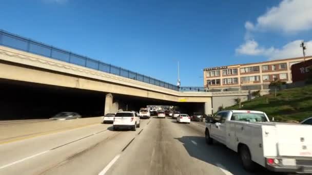 Los Angeles Kalifornien USA - Januari 2020 Kör med ökande rusningstid trafik interstate 110 eller i-110 med massiva motorvägskorsning och utbyte motorväg — Stockvideo