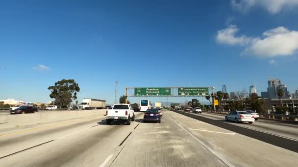 Los Ángeles California EE.UU. - Enero 2020 Conduzca con el aumento del tráfico de hora punta interestatal 110 o i-110 con intersección de carreteras masivas y autopista de intercambio — Vídeos de Stock