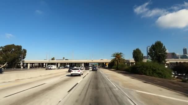 로스앤젤레스 USA - 1 월 2020 년 1 월 운전 시간의 증가와 함께 주 (州) 간의 러시아워 교통 110 또는 i-110 의 대규모 교차로 및 간선 도로 교환 — 비디오
