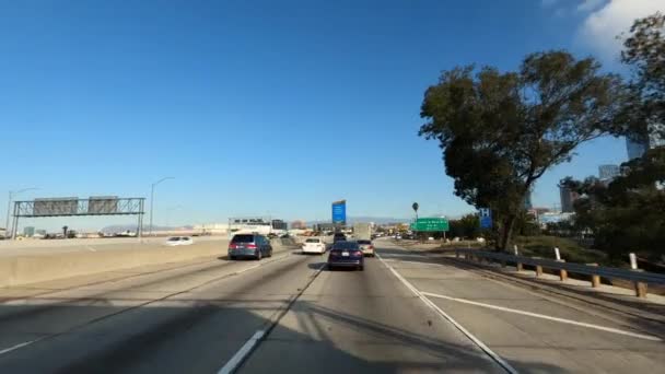 Los Angeles California USA - Leden 2020 Cesta s rostoucí dopravní špičkou mezistátní 110 nebo i-110 s masivní dálniční křižovatkou a dálnicí — Stock video