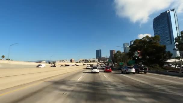 Los Angeles California USA - Januari 2020 Rijden met panorama van het centrum, toenemende spits verkeer interstate 110 of i-110 met enorme snelweg kruising en afslag snelweg — Stockvideo