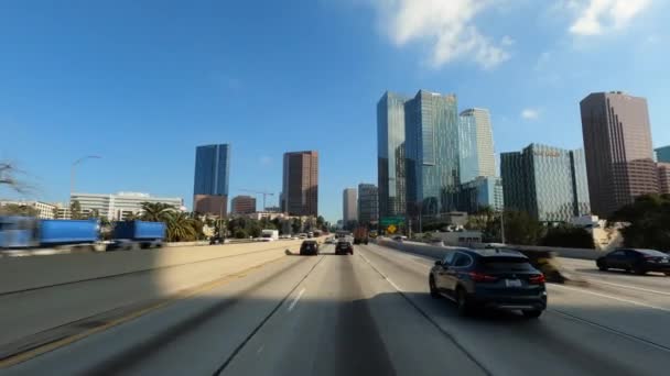 Los Angeles California USA - Januari 2020 Rijden met panorama van het centrum, toenemende spits verkeer interstate 110 of i-110 met enorme snelweg kruising en afslag snelweg — Stockvideo