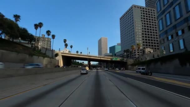 Los Angeles California USA - Januari 2020 Rijden met panorama van het centrum, toenemende spits verkeer interstate 110 of i-110 met enorme snelweg kruising en afslag snelweg — Stockvideo