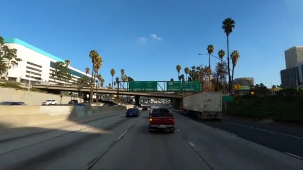 Los Angeles California USA - Januari 2020 Rijden met panorama van het centrum, toenemende spits verkeer interstate 110 of i-110 met enorme snelweg kruising en afslag snelweg — Stockvideo