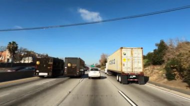 Los Angeles California ABD - Ocak 2020 Yükselen kamyonlarla trafik yoğunluğu 110 veya I-110 karayolu kavşağı ve kavşağı kavşağı