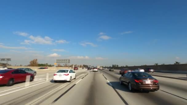 Los Angeles California USA - Leden 2020 Cesta s rostoucí dopravní špičkou mezistátní 110 nebo i-110 s masivní dálniční křižovatkou a dálnicí — Stock video