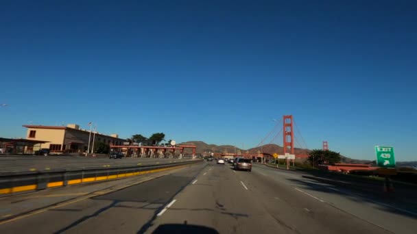 San Francisco California USA - januari 2020. Rijden beroemde Golden Gate Bridge, geen wolken blauwe heldere hemel — Stockvideo