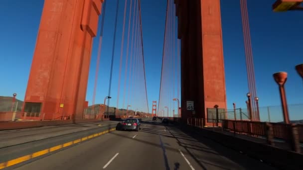 サンフランシスコ- 2020年1月。有名なゴールデンゲートブリッジの運転、雲がない青空 — ストック動画