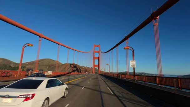 Σαν Φρανσίσκο Καλιφόρνια ΗΠΑ - Ιανουάριος 2020. Οδήγηση διάσημο Golden Gate Bridge, δεν σύννεφα μπλε καθαρό ουρανό — Αρχείο Βίντεο