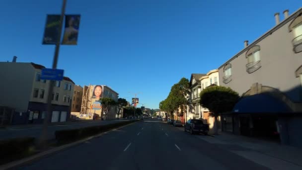 Сан-Франциско, Калифорния, США - январь 2020 года. Экскурсия по пустым улицам с красивыми домами — стоковое видео