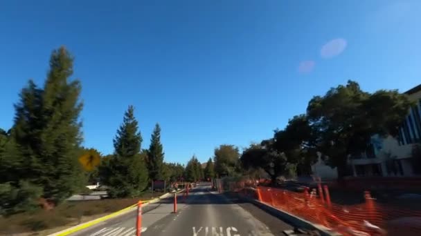 Stanford California USA - styczeń 2020. Prowadząc powoli pusty kampus uniwersytecki, nie ma studentów — Wideo stockowe