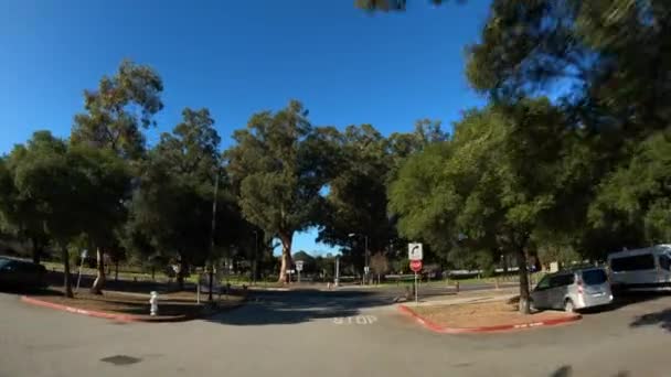 Stanford California USA - januari 2020. Köra långsamt tom universitetsområdet, inga studenter — Stockvideo